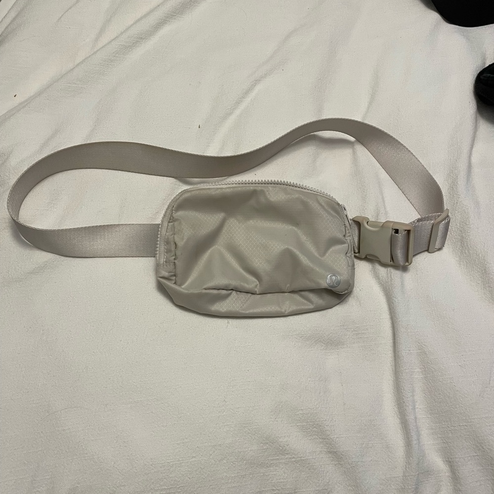 Lululemon everywhere belt bag in color opal